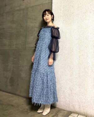 田所梓 Instagram - 愛美さんのニューシングル『HELP』初回限定盤の特典映像にゲスト出演してきました！
そのときの衣装👗
スタイリングはつばちゃんさん 
@tsubasashimoda 
ヘアメイクは尾関さんでした！

バーに合う大人の品と華やかなスタイリング！
さらに肩とかにもキラキラをまぶしていただいてファビラスにしてもらいました！楽しかった🤭

#愛美のHELP
#azusatadokoro 
#tadokoroazusa
#田所あずさ