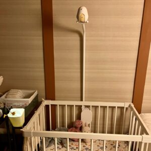 AAAMYYY Instagram - 赤子生後3ヶ月ごろからCuboAiのベビーモニターを使っていて神製品すぎるのでシェアします🕊️

写真②のようにベビーベッドの柵につけられるアタッチメントでつけてます(床置きスタンドもあります)雑多でバエない和室大公開

写真③まるっこくてかわいいトリさん、夜背中の丸ボタンが光る(光らないのも選択可)

写真④トリさんからの視点暗視モードすごく見やすい。赤子寝たらモニターしながらゆっくりお風呂に入れるようになりました。アレクサのモニターにも飛ばせます、神機能…

写真⑤トラベルケースは実家に泊まる時や外泊のときツールまるごと入れて運べます、このケースを台にしてトリさんを乗せると丁度良い高さになります。

写真⑥遡って録画確認できるので今この瞬間写真撮りたいけど携帯届かないという時神すぎる機能…🕊️これは実家で使っているとき

写真⑦神機能AI睡眠分析！
泣いているときはお知らせしてくれるし、顔が覆われている時も通知してくれます。うちの赤子はうつ伏せで寝るのでうつ伏せモードにしています。モード選べるのも助かりすぎる。

写真⑧リビングに設置している時の様子。お昼寝してる間にモニターしながら作業したり家事できて神すぎ…

写真⑨朝起きてミルク作りにキッチン行ってる間ひとりで遊んでいる赤子。おかん見えない間の様子もわかって安心。

写真⑩実家帰ってお留守の間は猫ズが赤子のベッドで寝ていることが判明(かわいい)

まとめるとCuboAiあると育児奔走モードの母ちゃん父ちゃんたちすっごく気持ちが楽になります。

寝てる間赤子の息できなくなってたらどうしようなどなど心配尽きないですが、見てなくちゃ不安なとき携帯からモニター見れるだけで安心できるし、赤子が眠っている時間を自分自身のケアに充てられるのは翌朝も穏やかに過ごせるためにすごく大切。

わたしは絶賛産後うつになり不安や心配が募って怖い夢ばっかりみて日中も涙ボロボロ出て辛かったけど、CuboAi取り入れてから不安要素が少し取り除かれてまじで心が楽になりました。
これはPRもありますが愛用者として心から超オススメします。
@cuboai_japan さん神製品作ってくださって本当にありがとうございます🤍🕊️

開催中のマタニティ&ベビーフェスタ大阪では20%オフで購入できるそうな。会場に行けない方のために、公式サイトで使える割引コード(¥1,500円オフ)をいただきましたので気になる方はぜひぜひ🤍

専用公式サイト: https://bit.ly/3PljnU8
クーポンコード: AAAMYYY2023

#CuboAiスマートベビーモニター #CuboAiのある生活 #CuboAi #PR