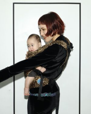 AAAMYYY Instagram - @artipoppe 🐆💛

スーパー妊婦ちゃん期はお腹をカバーするマタニティ服にピンとこなくて海外のメーカーをディグる日々…その時からチェックしてて最近お迎えしました派手派手抱っこひも🐆月齢ごとにいろんな抱っこひもにお世話になり合う合わないを経て赤子もわたしもこれがお気に入りすぎとっても最高です。ファブリックも絵柄もたくさんあって迷いに迷った末のベルベットレオパード！かわゆい！

(追記ですが日本のメーカーさんの作るマタニティでも着られる素敵なお洋服ももちろんあって見つけたら即買って衣装で着させていただきやした！お腹カバーするのもみせてくのもどっちも最高だとおもいます！わたしは妊婦期の在り方にめちゃくちゃ悩みながら最終的に好きな服着てシルエット出してく方を選びました！選んで決めるのは本人！本人がハッピーな気持ちでいられることが大事！マタニティベビープロダクト開発の皆さんには超感謝の日々です🌱また色々紹介します！)

photo by @rikuroute @choppachopper