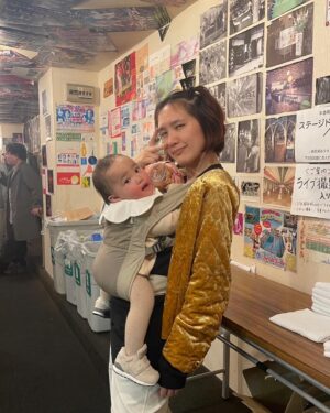 AAAMYYY Instagram - 11月のライブラッシュ最終日はサッカリン大阪に赤子と共に行きまして、初めての新幹線に超ご機嫌の0歳児さんはそのままサウンドチェック〜本番中盤まで抱っこで出演し爆音の中寝落ちしたのでした(イヤマフありがとう)。母ちゃんののむ直前の缶ビールをチュパり、次の日おしゃれして大阪をお散歩してたら父ちゃんのこぼしたカフェモカを浴びるハプニングもありつつ、elodieのかわゆカーラーともふもふブランケットに包まれてご機嫌に遠征を終えました。 @elodiedetailsjapan のハットも夏にたくさん被ってご飯の時もエプロンつけてます、かわいくていつもすぐに売り切れてしまう…フットマフも狙い中です⛄️

#PR #edolie @elodiedetailsjapan