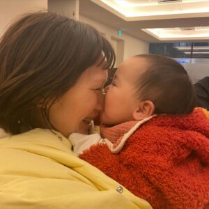 AAAMYYY Instagram - 今日も朝イチまま〜と起こしてくれて母ちゃんうれしい。ワイルドに育ってね。平成初期のお母さんとハトコのおばさんめちゃいいな。小さい人間との日々楽しい、感謝みんなに。