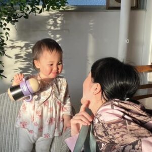 AAAMYYY Instagram - 今日も朝イチまま〜と起こしてくれて母ちゃんうれしい。ワイルドに育ってね。平成初期のお母さんとハトコのおばさんめちゃいいな。小さい人間との日々楽しい、感謝みんなに。