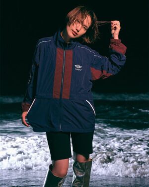 AAAMYYY Instagram - UMBRO for ADAM ET ROPÉ
@houyhnhnm_official @umbrojp @adametrope 

Photo @ryoheiambo 
Styling @yang_yu0924 
Hair & Make-up @narumi_tsukuba 
Model @mori_hayashi_mori （どんぐりず）
AAAMYYY（Tempalay）
Edit @tsune_808 Ai Saitou