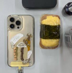 AAAMYYY Instagram - ライブ前にキムに前髪を切ってもらい、iPhoneケースを新しくして2023春始め&TENDRE始め🕴️やはりライブたのし、明日はソロで大阪行きます

かわゆいハンドメイドのケースは @vilieofficial さんのもの(25日まで受注会をしているそうな🕊)

#vilie#ヴィリエ#iPhonecase#アイフォンケース#スマホケース#アクリル絵の具#アクリル絵の具アート#ハンドメイド#ニュアンスアート