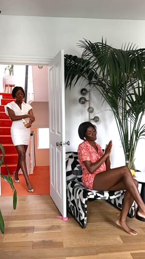 AJ Odudu Instagram - There’s nothing I love more than creaming my body for smooth, glowing skin.
Whether I’m staying in or going out, it’s always a full body routine with @soldejaneiro Bum Bum cream, oil, and perfume mist. 🛁🧴💃🏿 AD