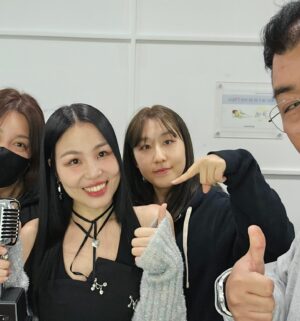 ALI Instagram - 불후의 명곡 골든걸스 특집이 특별한 것은, 
한 곡, 한 곡 선배님들의 희노애락이 담긴 노래에
관객 모두와 제작진도 출연진도,
정말 현장에서 모두가 울고 웃었기 때문이예요. 
그게 음악이 주는 힘이고,
특별히 명곡이 주는 추억의 힘인 것 같아요. 
그런 추억을 담는 특집에 첫번째로 서게 되어 영광이였습니다. 
또한 과거 뿐만 아니라 현재에서도 추억을,
그냥 추억이 아니라 현재의 상황에서 최선을 다하여
‘나 자신’을 새롭게 만들어가고 
그리고 그것을 함께 받아들이시는 
선배님들의 노력이 담긴 그룹,
‘골든걸스’ 가 주는 영감 때문입니다. 

선배님들의 음악 인생에 언제나 박수쳐드리고
추억할 사람들이 있는걸 꼭 기억하셨으면 좋겠고,
선배님들과 같지만 다른 형태일 수도 있으나
그런 예술인이 되기 위해 노력하고 싶다는 마음으로
편곡과 무대와 춤을 준비했어요. 

영원히 기억될 클래식한 노래, 
‘밤이면 밤마다’ 를 부르게 되서 영광이였습니다. 

게다가 1부 우승이라니.. 그것도 올킬이라니!! 
잘 버텨서 또 다른 추억을 만들어보라는
여러분들의 뜻이라 믿으며 감사한 마음 적습니다!

특별히 태국에서 도착하자마자 방송준비하러
가야한다고 했을 때 흔쾌히 함께해준 우리 헤매스매!
그리고 해외에 있어서 맞춰볼 시간이 없었는데
멋진 안무 짜준 #하우스오브루부탱 👠 고마워!!!! 
그리고 우리 불후의 명곡 제작진 여러분..
우리 작가는 정말 마음 졸이며 준비했을텐데ㅠㅜ
그리고.. 응원 와준 우리 알리사랑…💙

한 사람, 한 사람의 열정과 노력이 모여
1월 활기차게 시작합니다!!!! 

#불후의명곡 #골든걸스 #인순이 #박미경 #이은미 #신효범 
#알리 #밤이면밤마다 #15승 #한개남았다 #정동하기다려