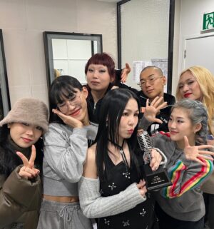 ALI Instagram - 불후의 명곡 골든걸스 특집이 특별한 것은, 
한 곡, 한 곡 선배님들의 희노애락이 담긴 노래에
관객 모두와 제작진도 출연진도,
정말 현장에서 모두가 울고 웃었기 때문이예요. 
그게 음악이 주는 힘이고,
특별히 명곡이 주는 추억의 힘인 것 같아요. 
그런 추억을 담는 특집에 첫번째로 서게 되어 영광이였습니다. 
또한 과거 뿐만 아니라 현재에서도 추억을,
그냥 추억이 아니라 현재의 상황에서 최선을 다하여
‘나 자신’을 새롭게 만들어가고 
그리고 그것을 함께 받아들이시는 
선배님들의 노력이 담긴 그룹,
‘골든걸스’ 가 주는 영감 때문입니다. 

선배님들의 음악 인생에 언제나 박수쳐드리고
추억할 사람들이 있는걸 꼭 기억하셨으면 좋겠고,
선배님들과 같지만 다른 형태일 수도 있으나
그런 예술인이 되기 위해 노력하고 싶다는 마음으로
편곡과 무대와 춤을 준비했어요. 

영원히 기억될 클래식한 노래, 
‘밤이면 밤마다’ 를 부르게 되서 영광이였습니다. 

게다가 1부 우승이라니.. 그것도 올킬이라니!! 
잘 버텨서 또 다른 추억을 만들어보라는
여러분들의 뜻이라 믿으며 감사한 마음 적습니다!

특별히 태국에서 도착하자마자 방송준비하러
가야한다고 했을 때 흔쾌히 함께해준 우리 헤매스매!
그리고 해외에 있어서 맞춰볼 시간이 없었는데
멋진 안무 짜준 #하우스오브루부탱 👠 고마워!!!! 
그리고 우리 불후의 명곡 제작진 여러분..
우리 작가는 정말 마음 졸이며 준비했을텐데ㅠㅜ
그리고.. 응원 와준 우리 알리사랑…💙

한 사람, 한 사람의 열정과 노력이 모여
1월 활기차게 시작합니다!!!! 

#불후의명곡 #골든걸스 #인순이 #박미경 #이은미 #신효범 
#알리 #밤이면밤마다 #15승 #한개남았다 #정동하기다려