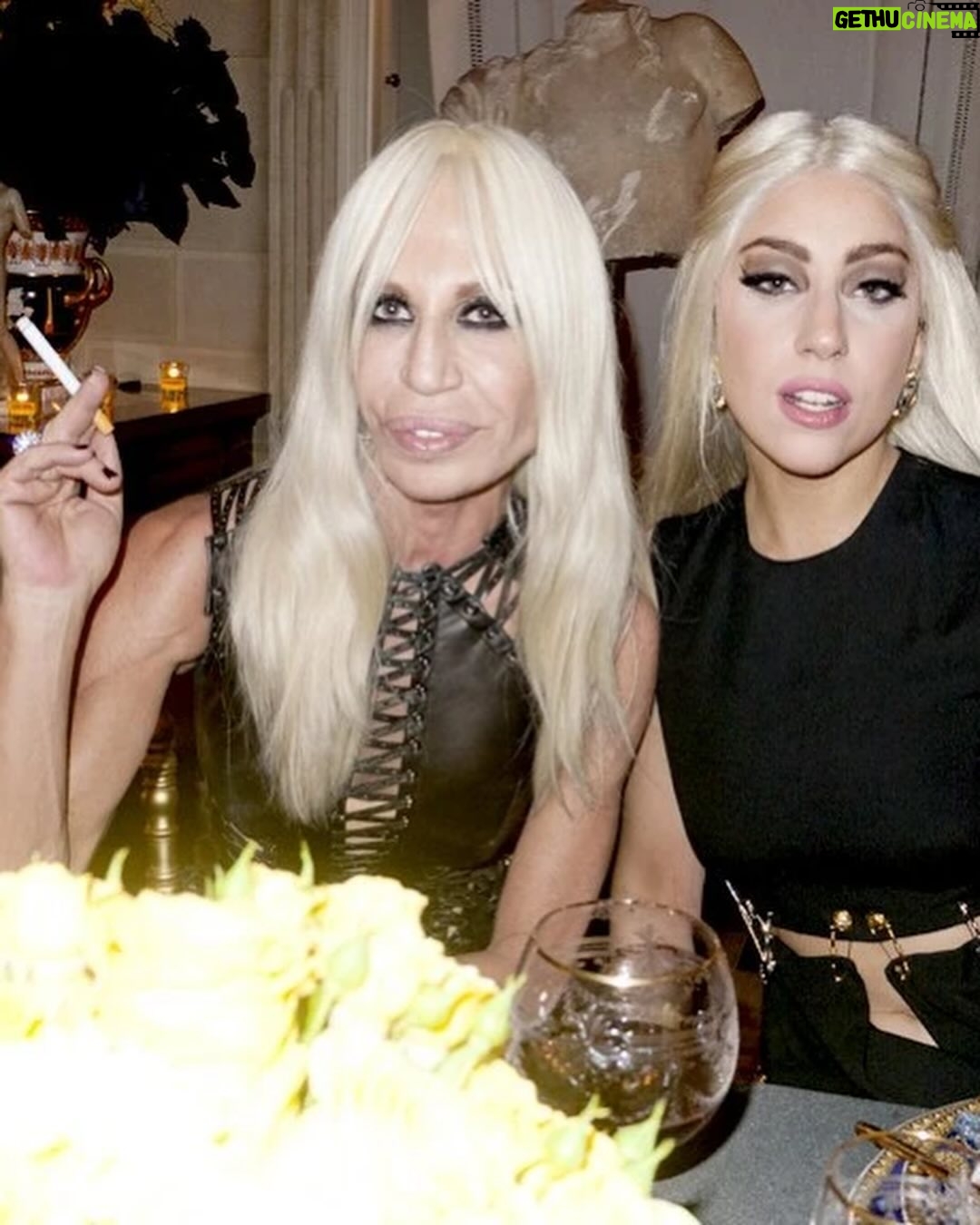 A'Whora - 6.1K Likes - DONATELLA š¤āØ
honouring queen mother @donatella_versace at last nights @evening.standard event celebrating her guest edit for the pride month edition issue š³ļøāš thank you for having me @michaelhennegan š
Wearing look by me š
Hair by @whatwigs āļø