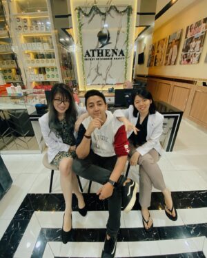 Aaron Ashab Instagram - favorit baru gw nih, dokter-dokter @athena_jakarta, — e eh maksudnya kliniknya. 👀
musti sering-sering deh gw kesini biar kinclong ceunah.
harganya terjangkau pokoknya recommended buat kalian yang mau kinclong, DAN disini pertama kalinya klinik yang mengedepankan bahan yang alami. jadi pastinya jauh lebih aman dan ga bakal halu muka lo macam pake skincare abal abal, muka putih leher coklat lipstick merah, lo orang apa rainbowcake.
anyways
thanks @klinik_kecantikan_athena for the hospitality!
cabangnya juga ada di
@athena_medan, @athena_lampung & @athena_makassar