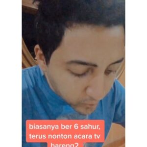 Aaron Ashab Instagram - niatnya cuma mau bikin tiktok...tapi jadi sedih beneran. kangen serunya puasa jaman kecil... teraweh bareng temen temen, takbiran bareng, pas lebaran main petasan... main slepet2an sarung... mudik selalu naik mobil macet ber jam-jam, tapi gak berasa karna seru satu mobil sekeluarga... sekarang ga mudik, kakek nenek semua udah ga ada. how time flies...