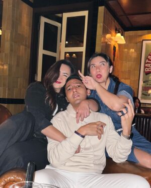 Aaron Ashab Instagram - dikeroyok macan *mama mama cantik