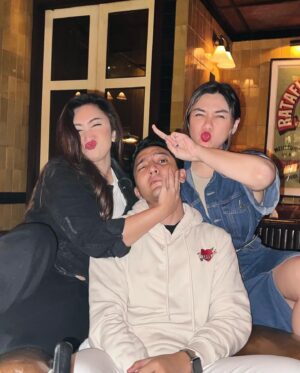 Aaron Ashab Instagram - dikeroyok macan *mama mama cantik