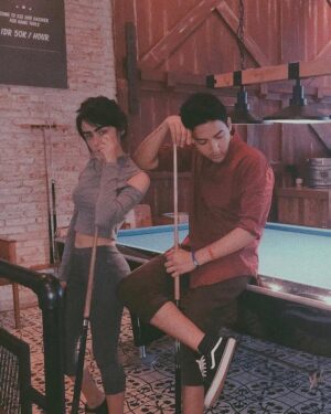 Aaron Ashab Instagram - happy valentine’s day guys🌹
iseng aja foto berdua biar ga keliatan sendiri sendiri amat padahal dia siapa gw juga gatau 👀