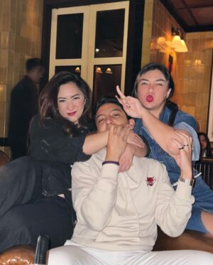 Aaron Ashab Instagram - dikeroyok macan *mama mama cantik