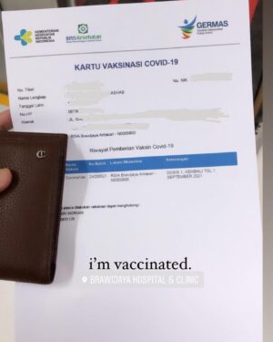 Aaron Ashab Instagram - menatap senja | i’m vaccinated 💉🚫🦠