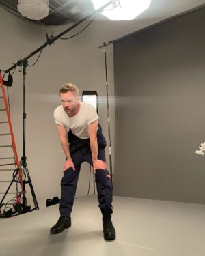 Aaron Ashmore Instagram - Father’s Day gallery shoot for @skymed. Thanks to @majorfade for capturing me in my element. 😬👍🏻