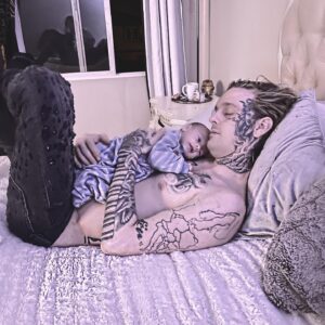 Aaron Carter Instagram - Time for sleepy 😴 Skin to Skin before bedtime #princelyriccarter #aaroncarter #familytime #newdad @missmelaniemartin xoxoxo 😘