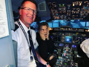 Aaron Carter Instagram - I’m co-pilot for the night @alaskaair 😈