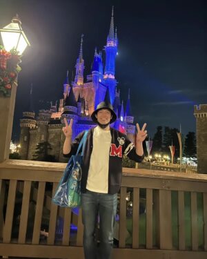 Aaron Lai Instagram - 高冷人設首次瓦解就是在這裡
夢幻的氛圍使得腦波變弱之後連size小一號的衣服都直接不猶豫買起來
開不開心看照片就知道
謝謝石老師秀了一段狠角色怎麼買東西
謝謝姐帶我體驗人生第一次的迪士尼
下次還要一起去sea喔🤜🏾🤛🏾