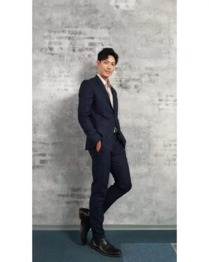 Aaron Lai Instagram - 《隔離後見個面，好嗎？》線上首映會大成功！！！
真的是很特別的經驗
我想“最熟悉的陌生人”應該就是這種感覺吧😂
很榮幸可以參與這樣特別的題材跟拍攝手法
辛苦了，幕前幕後的每一位夥伴🙏🏾
希望你們會喜歡這個作品！

也謝謝 @bluebelltw  @paulsmithdesign 讓我人模人樣🙇🏾‍♂️