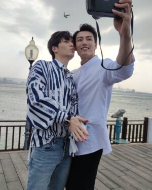 Aaron Lai Instagram - 🤴約•定🦊

「因為一張公約開啟了彼此相識的旅程，最後也用一張公約定下了彼此的心意」

久等了🙇🏾‍♂️

大家可能覺得為何金石之間的進展怎麼會如此緩慢
彼此之間的距離有如幾億光年般的遙遠

但換個角度思考一下
這個作品或許就是在說著兩個人相愛前歷經重重關卡後依然提起勇氣跨出那一步而擁有了全宇宙的故事

從結果論來看金石最後都擁有了彼此
這樣的結尾很幸運也很甜蜜

然而生活中也是有著勇敢之後結果不如期望的情況
假設今天沒有這樣的結局收尾，其實也只是訴說著另一種人生

謝謝你們一直陪伴著《約•定》
也請諒解沒有說出還有《約定之後》
畢竟這是最最最高機密，講了我可能直接被流放外太空

至於一些《約•定》未交代的事情以及確認關係後的金石就留在《約定之後》囉！

最後我想問
下週的《約定之後》
Do you？