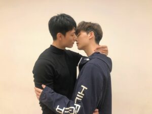 Aaron Lai Instagram - 💥心臟爆擊💥
請搭配AED服用

感謝製作方留的爆甜續命糖
大家知道嗎？
其實這份糖早就已經釋出過囉！
如果你們找得到初始的圖片我就考慮再釋出另外一組
.
.
.
那我們就《約•定》大結局見囉！