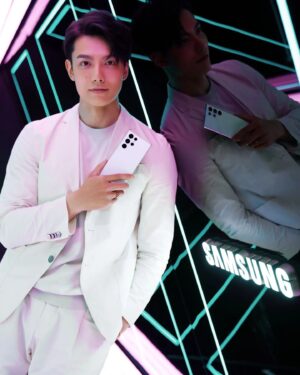 Aaron Lai Instagram - 這一天，我拿著 Samsung Galaxy S22 Ultra 在精心打造的全台第一座黑夜攝影主題樂園中，用它超強的夜拍、夜間攝影功能自由的穿梭著

樂園裡，代表著每個主題的場域所呈現的樣貌都會讓人不自覺的停下腳步享受拍照的樂趣

在如此用心的環境下，真的什麼角度都好好拍，任何環境的亮度都難不倒手中的 Samsung Galaxy S22 Ultra ，甚至是在幾近全黑的空間內也會毫不遲疑的按下快門

感謝 Samsung 這次的邀請，整個活動體驗下來，玩的很開心，也許，對於平常拍照頻率沒那麼高的我來說，這會是個喜歡上拍照的好契機！

而這全台第一座黑夜攝影主題樂園不能只有我知道，你們也一起來共襄盛舉吧！！

● 活動時間：3/26(六)-4/5(二)
● 活動地點：華山文創園區 東二B館
● 開放時間：週一至週五11:00-20:00；週六日（含國定假日）11:00-21:00

#GalaxyS22
#玩轉夜視界
#手機界的單眼
#TeamGalaxy
@samsungtaiwan