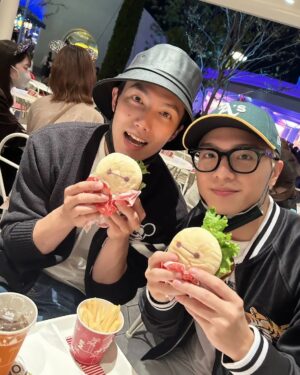 Aaron Lai Instagram - 高冷人設首次瓦解就是在這裡
夢幻的氛圍使得腦波變弱之後連size小一號的衣服都直接不猶豫買起來
開不開心看照片就知道
謝謝石老師秀了一段狠角色怎麼買東西
謝謝姐帶我體驗人生第一次的迪士尼
下次還要一起去sea喔🤜🏾🤛🏾