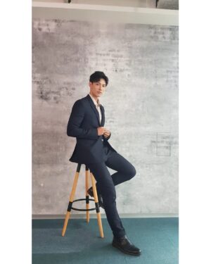 Aaron Lai Instagram - 《隔離後見個面，好嗎？》線上首映會大成功！！！
真的是很特別的經驗
我想“最熟悉的陌生人”應該就是這種感覺吧😂
很榮幸可以參與這樣特別的題材跟拍攝手法
辛苦了，幕前幕後的每一位夥伴🙏🏾
希望你們會喜歡這個作品！

也謝謝 @bluebelltw  @paulsmithdesign 讓我人模人樣🙇🏾‍♂️