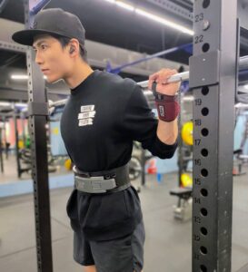 Aaron Lai Instagram - 感謝SBD #地表最強的護具 ，讓我以更好的訓練品質在 無可取代的最大肌力 這條道路上繼續向上適應💪🏾

#SBD為你撐腰