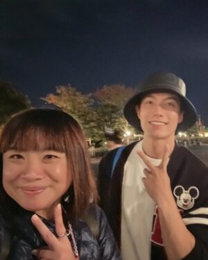 Aaron Lai Instagram - 高冷人設首次瓦解就是在這裡
夢幻的氛圍使得腦波變弱之後連size小一號的衣服都直接不猶豫買起來
開不開心看照片就知道
謝謝石老師秀了一段狠角色怎麼買東西
謝謝姐帶我體驗人生第一次的迪士尼
下次還要一起去sea喔🤜🏾🤛🏾