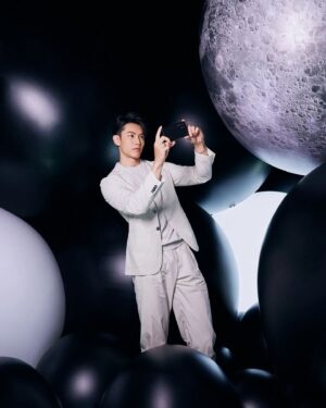 Aaron Lai Instagram - 這一天，我拿著 Samsung Galaxy S22 Ultra 在精心打造的全台第一座黑夜攝影主題樂園中，用它超強的夜拍、夜間攝影功能自由的穿梭著

樂園裡，代表著每個主題的場域所呈現的樣貌都會讓人不自覺的停下腳步享受拍照的樂趣

在如此用心的環境下，真的什麼角度都好好拍，任何環境的亮度都難不倒手中的 Samsung Galaxy S22 Ultra ，甚至是在幾近全黑的空間內也會毫不遲疑的按下快門

感謝 Samsung 這次的邀請，整個活動體驗下來，玩的很開心，也許，對於平常拍照頻率沒那麼高的我來說，這會是個喜歡上拍照的好契機！

而這全台第一座黑夜攝影主題樂園不能只有我知道，你們也一起來共襄盛舉吧！！

● 活動時間：3/26(六)-4/5(二)
● 活動地點：華山文創園區 東二B館
● 開放時間：週一至週五11:00-20:00；週六日（含國定假日）11:00-21:00

#GalaxyS22
#玩轉夜視界
#手機界的單眼
#TeamGalaxy
@samsungtaiwan