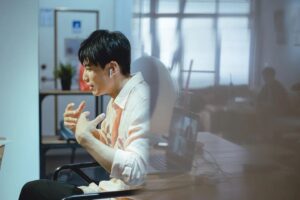 Aaron Lai Instagram - 隔著鏡頭傳遞的溫度毫不遜色
畫面前，我們依然因為對方的調侃而覺得溫暖
因為是你們，即便現在只能視訊也會格外珍惜
疫情後一定要見面大喝一杯
我們說好囉！

對了，這邊我要抽出三位名額贈送KKTV序號🎉

題目是：
在《隔離後見個面，好嗎？》當中啟東是如何稱呼佐藤這個好朋友的？（寫日文、中文、英文羅馬拼音皆可）

小提醒：
規則跟之前一樣
時限24小時正式開始！！！