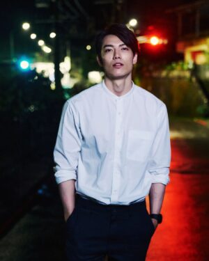 Aaron Lai Instagram - 收到這組照片時讓我立刻想到了三年前 將太宰治“人間失格” 拍攝成電影的海報封面

雖然不要臉的自己講，但真心感謝團隊的夥伴們讓我有機會跟自己很喜歡的其中一本文學作品有那麼一丁點的聯想🙇🏾‍♂️

最後就用這本經典文學中最影響我、也是我收藏至今的一句話做結尾紀念一下：

「生まれて、すみません」

Photo by：@33lightning33
Makeup by：@karenchang_makeup From：@prettycool_makeup