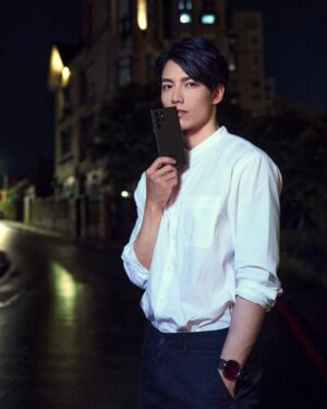 Aaron Lai Instagram - 繼不久前玩轉夜視界令人驚艷的旅程之後，再次感謝 @Samsungtaiwan 讓我能夠帶著 Samsung Galaxy S22 Ultra 使用它強大的性能盡情玩樂
而這次的體驗也讓我對手機的認知再往上拉高了一個層次

用了很貼心的 Smart Switch 可以橫跨作業系統，輕鬆的把舊手機的資料轉移之後便起身出發

白天，當場合來到戶外不再受到空間的限制時，當然要來試試看我自己覺得很不可思議的百倍變焦功能，顧名思義真的是高達100倍的變焦搭載AI防手震，確實讓我在把鏡頭拉近後的畫面更加穩定

再來是讓我覺得非常方便的一鍵拍錄2.0功能，只要拍攝數秒即可獲得最多10種不同鏡頭照片與最多4段的剪輯影片，很有效率的整合了拍照、攝影這兩個我工作時很常使用的功能，很適合在有限的時間內一鍵滿足使用者的需求

接下來，夜晚
有了上次的體驗，我知道來到了 Samsung Galaxy S22 Ultra 的主場
強大的超明亮夜幕攝影在低光源環境下錄影，有效降低雜訊使畫面更清晰，點亮黑夜中更多細節又再次讓我跟團隊們發出不可置信的驚嘆聲!
暗夜人像的功能可在低光源夜幕攝影，精準AI自動辨識人像，天色越黑卻拍的越起勁
唯一困難的地方是我沒想到要在台北找到一個低光源的地方竟然是這麼的不容易

結束一整天的行程後，立刻把當天拍攝的所有照片用快速分享功能的QRcode傳給經紀人，我已經迫不及待要分享今天的成果了

最後，感謝這次的旅程還有 Galaxy Watch4 Classic 和 Buds Pro 真無線藍牙耳機的陪伴，特別是 Galaxy Watch4 Classic 的BIA身體組成分析，完美的將生活與智慧串聯起來

#Samsung
#GalaxyS22
#玩轉夜視界
#手機界的單眼
#TeamGalaxy