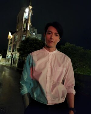 Aaron Lai Instagram - 繼不久前玩轉夜視界令人驚艷的旅程之後，再次感謝 @Samsungtaiwan 讓我能夠帶著 Samsung Galaxy S22 Ultra 使用它強大的性能盡情玩樂
而這次的體驗也讓我對手機的認知再往上拉高了一個層次

用了很貼心的 Smart Switch 可以橫跨作業系統，輕鬆的把舊手機的資料轉移之後便起身出發

白天，當場合來到戶外不再受到空間的限制時，當然要來試試看我自己覺得很不可思議的百倍變焦功能，顧名思義真的是高達100倍的變焦搭載AI防手震，確實讓我在把鏡頭拉近後的畫面更加穩定

再來是讓我覺得非常方便的一鍵拍錄2.0功能，只要拍攝數秒即可獲得最多10種不同鏡頭照片與最多4段的剪輯影片，很有效率的整合了拍照、攝影這兩個我工作時很常使用的功能，很適合在有限的時間內一鍵滿足使用者的需求

接下來，夜晚
有了上次的體驗，我知道來到了 Samsung Galaxy S22 Ultra 的主場
強大的超明亮夜幕攝影在低光源環境下錄影，有效降低雜訊使畫面更清晰，點亮黑夜中更多細節又再次讓我跟團隊們發出不可置信的驚嘆聲!
暗夜人像的功能可在低光源夜幕攝影，精準AI自動辨識人像，天色越黑卻拍的越起勁
唯一困難的地方是我沒想到要在台北找到一個低光源的地方竟然是這麼的不容易

結束一整天的行程後，立刻把當天拍攝的所有照片用快速分享功能的QRcode傳給經紀人，我已經迫不及待要分享今天的成果了

最後，感謝這次的旅程還有 Galaxy Watch4 Classic 和 Buds Pro 真無線藍牙耳機的陪伴，特別是 Galaxy Watch4 Classic 的BIA身體組成分析，完美的將生活與智慧串聯起來

#Samsung
#GalaxyS22
#玩轉夜視界
#手機界的單眼
#TeamGalaxy