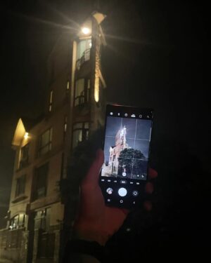 Aaron Lai Instagram - 繼不久前玩轉夜視界令人驚艷的旅程之後，再次感謝 @Samsungtaiwan 讓我能夠帶著 Samsung Galaxy S22 Ultra 使用它強大的性能盡情玩樂
而這次的體驗也讓我對手機的認知再往上拉高了一個層次

用了很貼心的 Smart Switch 可以橫跨作業系統，輕鬆的把舊手機的資料轉移之後便起身出發

白天，當場合來到戶外不再受到空間的限制時，當然要來試試看我自己覺得很不可思議的百倍變焦功能，顧名思義真的是高達100倍的變焦搭載AI防手震，確實讓我在把鏡頭拉近後的畫面更加穩定

再來是讓我覺得非常方便的一鍵拍錄2.0功能，只要拍攝數秒即可獲得最多10種不同鏡頭照片與最多4段的剪輯影片，很有效率的整合了拍照、攝影這兩個我工作時很常使用的功能，很適合在有限的時間內一鍵滿足使用者的需求

接下來，夜晚
有了上次的體驗，我知道來到了 Samsung Galaxy S22 Ultra 的主場
強大的超明亮夜幕攝影在低光源環境下錄影，有效降低雜訊使畫面更清晰，點亮黑夜中更多細節又再次讓我跟團隊們發出不可置信的驚嘆聲!
暗夜人像的功能可在低光源夜幕攝影，精準AI自動辨識人像，天色越黑卻拍的越起勁
唯一困難的地方是我沒想到要在台北找到一個低光源的地方竟然是這麼的不容易

結束一整天的行程後，立刻把當天拍攝的所有照片用快速分享功能的QRcode傳給經紀人，我已經迫不及待要分享今天的成果了

最後，感謝這次的旅程還有 Galaxy Watch4 Classic 和 Buds Pro 真無線藍牙耳機的陪伴，特別是 Galaxy Watch4 Classic 的BIA身體組成分析，完美的將生活與智慧串聯起來

#Samsung
#GalaxyS22
#玩轉夜視界
#手機界的單眼
#TeamGalaxy