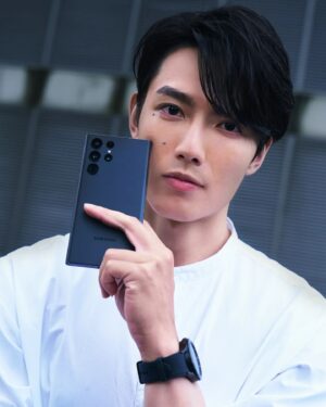 Aaron Lai Instagram - 繼不久前玩轉夜視界令人驚艷的旅程之後，再次感謝 @Samsungtaiwan 讓我能夠帶著 Samsung Galaxy S22 Ultra 使用它強大的性能盡情玩樂
而這次的體驗也讓我對手機的認知再往上拉高了一個層次

用了很貼心的 Smart Switch 可以橫跨作業系統，輕鬆的把舊手機的資料轉移之後便起身出發

白天，當場合來到戶外不再受到空間的限制時，當然要來試試看我自己覺得很不可思議的百倍變焦功能，顧名思義真的是高達100倍的變焦搭載AI防手震，確實讓我在把鏡頭拉近後的畫面更加穩定

再來是讓我覺得非常方便的一鍵拍錄2.0功能，只要拍攝數秒即可獲得最多10種不同鏡頭照片與最多4段的剪輯影片，很有效率的整合了拍照、攝影這兩個我工作時很常使用的功能，很適合在有限的時間內一鍵滿足使用者的需求

接下來，夜晚
有了上次的體驗，我知道來到了 Samsung Galaxy S22 Ultra 的主場
強大的超明亮夜幕攝影在低光源環境下錄影，有效降低雜訊使畫面更清晰，點亮黑夜中更多細節又再次讓我跟團隊們發出不可置信的驚嘆聲!
暗夜人像的功能可在低光源夜幕攝影，精準AI自動辨識人像，天色越黑卻拍的越起勁
唯一困難的地方是我沒想到要在台北找到一個低光源的地方竟然是這麼的不容易

結束一整天的行程後，立刻把當天拍攝的所有照片用快速分享功能的QRcode傳給經紀人，我已經迫不及待要分享今天的成果了

最後，感謝這次的旅程還有 Galaxy Watch4 Classic 和 Buds Pro 真無線藍牙耳機的陪伴，特別是 Galaxy Watch4 Classic 的BIA身體組成分析，完美的將生活與智慧串聯起來

#Samsung
#GalaxyS22
#玩轉夜視界
#手機界的單眼
#TeamGalaxy