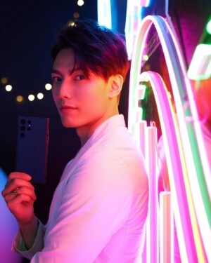 Aaron Lai Instagram - 這一天，我拿著 Samsung Galaxy S22 Ultra 在精心打造的全台第一座黑夜攝影主題樂園中，用它超強的夜拍、夜間攝影功能自由的穿梭著

樂園裡，代表著每個主題的場域所呈現的樣貌都會讓人不自覺的停下腳步享受拍照的樂趣

在如此用心的環境下，真的什麼角度都好好拍，任何環境的亮度都難不倒手中的 Samsung Galaxy S22 Ultra ，甚至是在幾近全黑的空間內也會毫不遲疑的按下快門

感謝 Samsung 這次的邀請，整個活動體驗下來，玩的很開心，也許，對於平常拍照頻率沒那麼高的我來說，這會是個喜歡上拍照的好契機！

而這全台第一座黑夜攝影主題樂園不能只有我知道，你們也一起來共襄盛舉吧！！

● 活動時間：3/26(六)-4/5(二)
● 活動地點：華山文創園區 東二B館
● 開放時間：週一至週五11:00-20:00；週六日（含國定假日）11:00-21:00

#GalaxyS22
#玩轉夜視界
#手機界的單眼
#TeamGalaxy
@samsungtaiwan