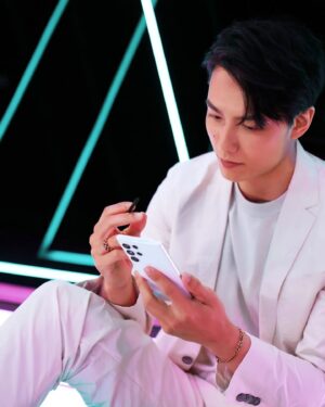 Aaron Lai Instagram - 這一天，我拿著 Samsung Galaxy S22 Ultra 在精心打造的全台第一座黑夜攝影主題樂園中，用它超強的夜拍、夜間攝影功能自由的穿梭著

樂園裡，代表著每個主題的場域所呈現的樣貌都會讓人不自覺的停下腳步享受拍照的樂趣

在如此用心的環境下，真的什麼角度都好好拍，任何環境的亮度都難不倒手中的 Samsung Galaxy S22 Ultra ，甚至是在幾近全黑的空間內也會毫不遲疑的按下快門

感謝 Samsung 這次的邀請，整個活動體驗下來，玩的很開心，也許，對於平常拍照頻率沒那麼高的我來說，這會是個喜歡上拍照的好契機！

而這全台第一座黑夜攝影主題樂園不能只有我知道，你們也一起來共襄盛舉吧！！

● 活動時間：3/26(六)-4/5(二)
● 活動地點：華山文創園區 東二B館
● 開放時間：週一至週五11:00-20:00；週六日（含國定假日）11:00-21:00

#GalaxyS22
#玩轉夜視界
#手機界的單眼
#TeamGalaxy
@samsungtaiwan