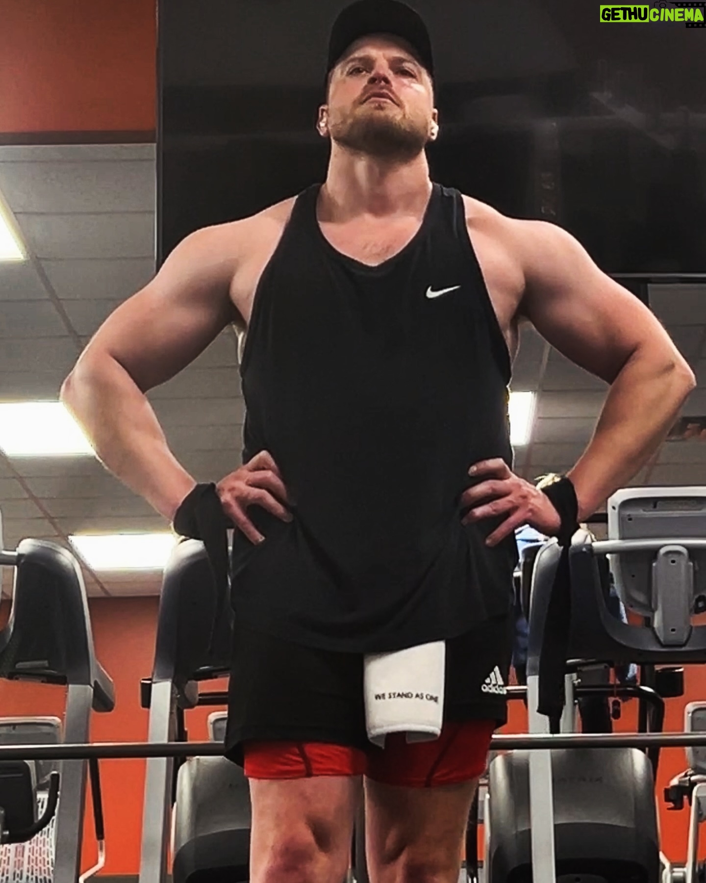 Aaron Marciniak - 187 Likes - No caption ideas so…..you go
#lift #gym #gymmotivation #bigboy #country #man #stayhealthy