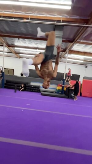 Aaron Toney Instagram - What would you call this trick? Love pulling this off on the floor when I’ve got nothing else to play with for a session sometimes. 

🎥: @kylepotter 🤘🏾🔥

 #tricking #40plus #fitness #martialarts #martialartstricking #gymnastics #flips #poc #black #move #movement #sleeptoken #metal #rock #jamfam