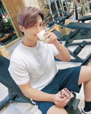 Aaron Yan Instagram - 吃下 穩住  體態撐住！
我不只是地質學家 還是體控專家呢～
來！我的神隊友 @dr.calorie_tw 
　　
我的新歡 #美体專科 打卡錠Power ⚡
✔日本薑黃 ✔韓國紅蔘 ✔BCAA
一顆啟動燃燒鍵🔥幫你熱能加倍
運動沒多久就開始飆汗💦（揮～）

夏天快到了，我們一起甩掉多餘負擔
你說好嗎？😳

獨家優惠輸入【aaron168】不用做168
就能現折$168！太划算了吧
　
#卡路里控管專家 #打卡錠