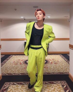 Aaron Yan Instagram - 螢光系時尚💚💚💚

@hm @muglerofficial 
@cadwallader 
#MuglerHM