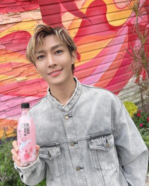 Aaron Yan Instagram - 這我不用多說什麼了吧？膠原蛋白滿出來耶🤣☺️

MORE 膠原蛋白氣泡飲 7-11限定販售
看我滿滿滿的膠原蛋白，你們也快跟上🤣🤣🤣

想要維他命C的話，還有香橙葡柚跟百香果~

@morewater_tw 
#多喝水MORE氣泡水 
#GiveMeMORE 
#氣泡水