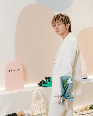 Aaron Yan Instagram - 今天當了見習生發現 @byhue.official 有許多款式和繽紛糖果色系的女鞋，穿起來很輕又舒適

快來挑一雙鞋給自己，母親節要到了也可以挑一雙送給媽媽(＾ｰ^)ノ
甚至買鞋滿3500還有送限量的Ponpon袋超級可愛，這我都想要了(送完為止)🤩🤩🤩

現場還有韓系拍貼機只到5/14號，吧哩！吧哩

我可以直接升為店長了吧 ╮(╯▽╰)╭

#一起當花粉! 🌷
#BYHUE #BYHUE一日見習生 
#BYHUE台中LaLaPort概念店 #重磅開幕慶