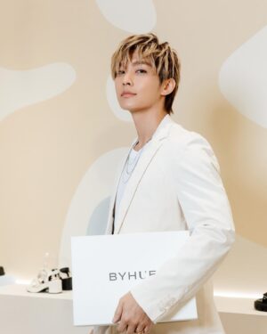 Aaron Yan Instagram - 今天當了見習生發現 @byhue.official 有許多款式和繽紛糖果色系的女鞋，穿起來很輕又舒適

快來挑一雙鞋給自己，母親節要到了也可以挑一雙送給媽媽(＾ｰ^)ノ
甚至買鞋滿3500還有送限量的Ponpon袋超級可愛，這我都想要了(送完為止)🤩🤩🤩

現場還有韓系拍貼機只到5/14號，吧哩！吧哩

我可以直接升為店長了吧 ╮(╯▽╰)╭

#一起當花粉! 🌷
#BYHUE #BYHUE一日見習生 
#BYHUE台中LaLaPort概念店 #重磅開幕慶