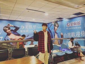 Aaron Yan Instagram - #愛爾麗 
#炎亞綸
自己跟自己拍照
😂😂😂😂😂