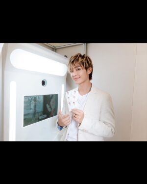 Aaron Yan Instagram - 今天當了見習生發現 @byhue.official 有許多款式和繽紛糖果色系的女鞋，穿起來很輕又舒適

快來挑一雙鞋給自己，母親節要到了也可以挑一雙送給媽媽(＾ｰ^)ノ
甚至買鞋滿3500還有送限量的Ponpon袋超級可愛，這我都想要了(送完為止)🤩🤩🤩

現場還有韓系拍貼機只到5/14號，吧哩！吧哩

我可以直接升為店長了吧 ╮(╯▽╰)╭

#一起當花粉! 🌷
#BYHUE #BYHUE一日見習生 
#BYHUE台中LaLaPort概念店 #重磅開幕慶