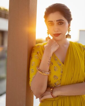 Aarthi Instagram - Let the sun shine 🌛✨💛🧿
.
.
.
.
.
Outfit @paulmiandharsh via @tifarachennai 
Jewellery @amrapalijewels @vjjewelleryvision 
Photographer @kiransa